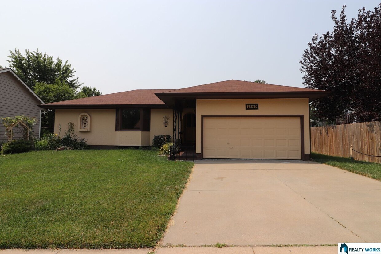 Foto principal - 3-Bed 2-Bath Home