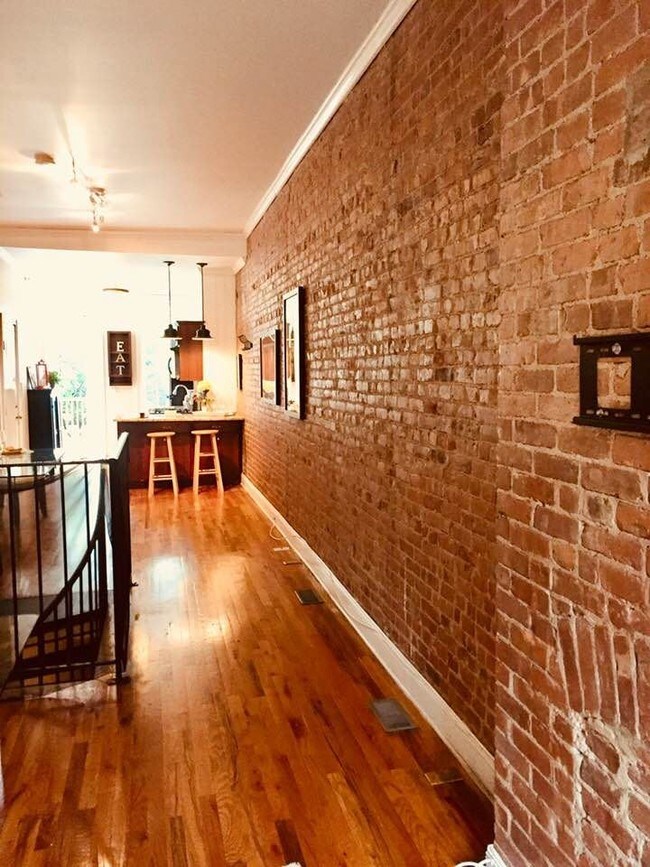 Building Photo - 206 6th St