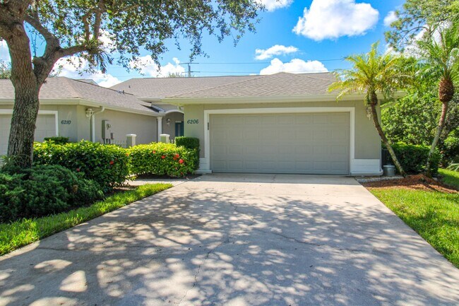 Building Photo - ** 3/2 ATTACHED UNFURNISHED VILLA FOR A LO...