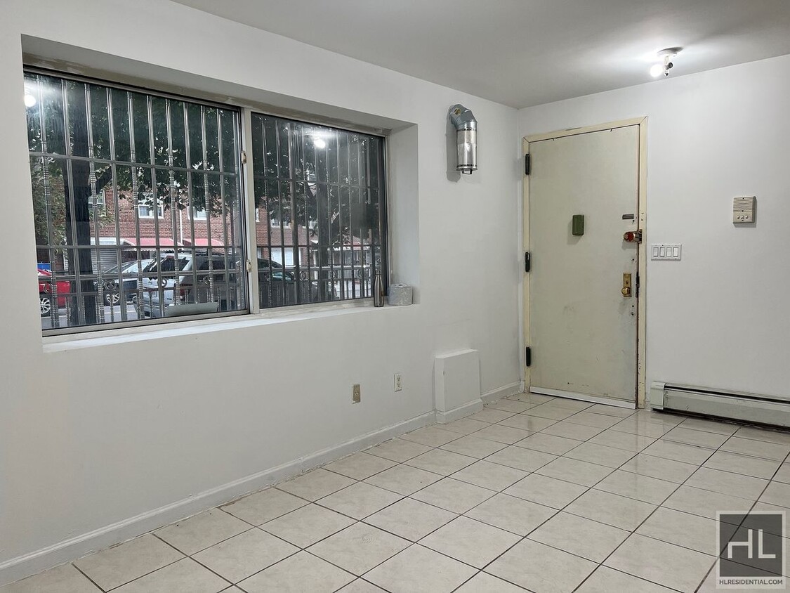 Primary Photo - Amazing 2 Bed 1 bath WOODSIDE!!!
