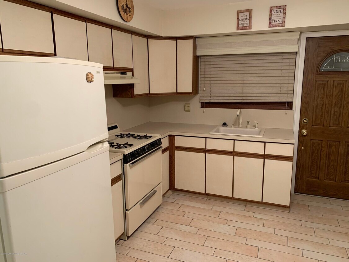 Primary Photo - 133 Rockville Ave