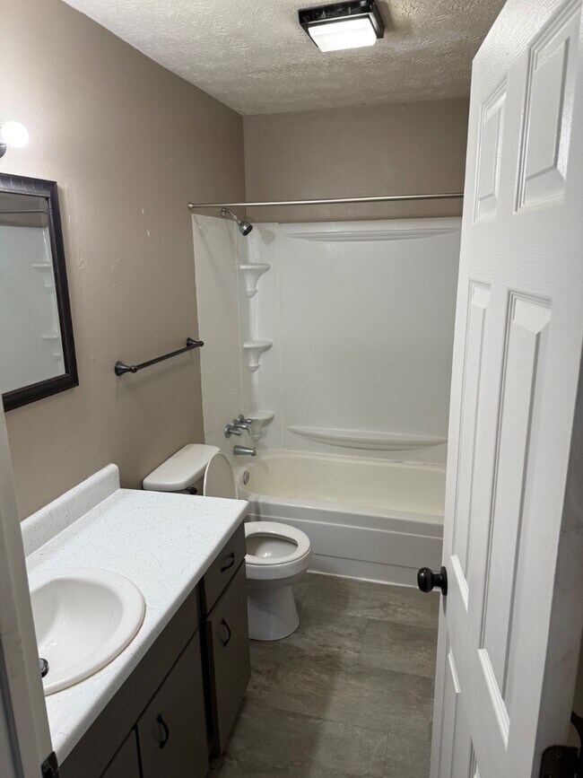 Foto del edificio - 116 W Zupan St