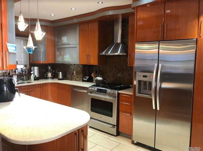 Building Photo - 73-20 174th St