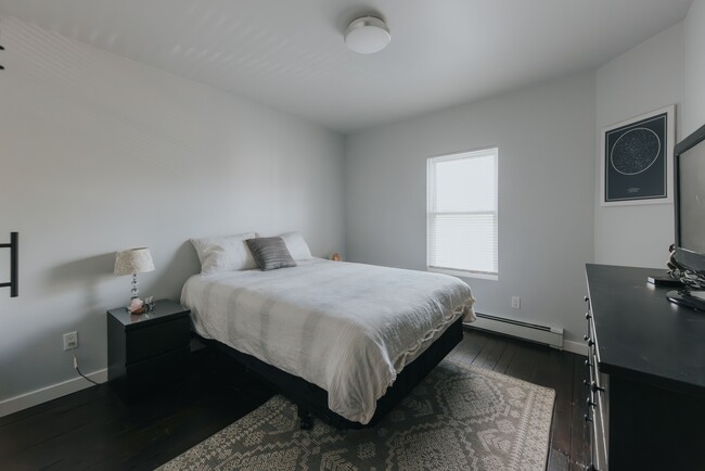 Large Bedroom - 525 Ontario St