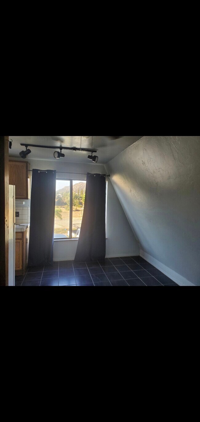 Foto del edificio - 2135 Rainbow Valley Blvd