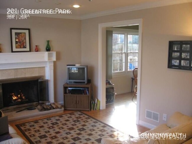 Foto del edificio - 3 Bed / 1 Bath Townhouse (Available 4/10/25)