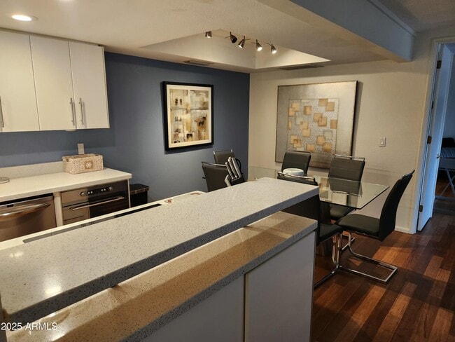 Building Photo - 7557 N Dreamy Draw Dr