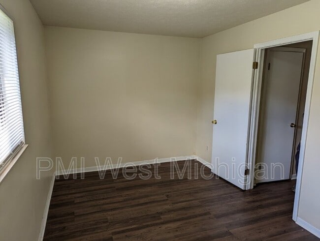 Building Photo - 6074 In the Pines Dr SE