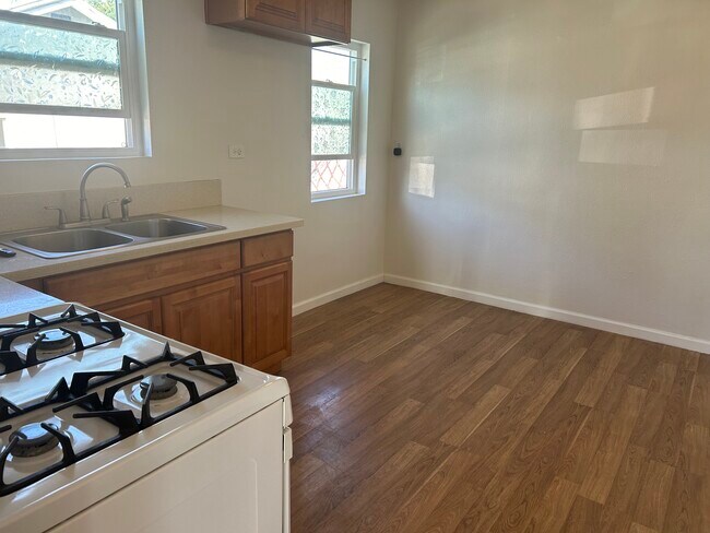 Building Photo - 3940 Mennes Ave