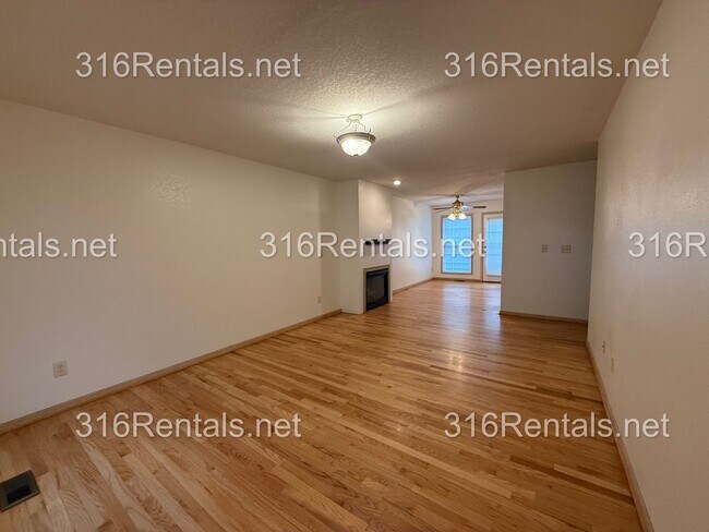 Foto del edificio - $1,595 - 3 bed 2 bath - Beautiful Remodeled Duplex Home Available Now!