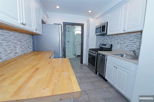 Building Photo - 454 Undercliff Ave