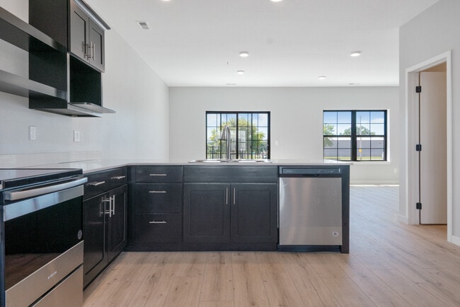 Building Photo - Clear Lake Twinhomes