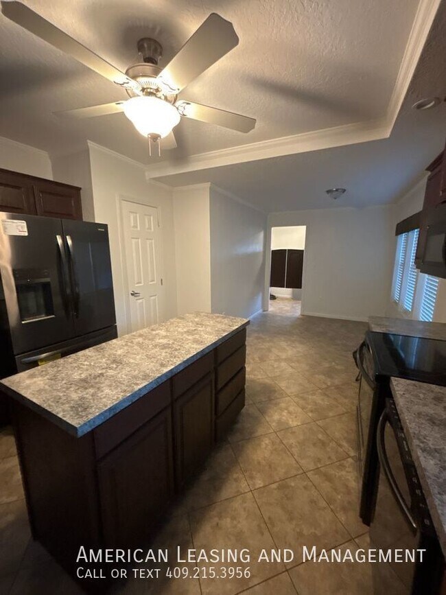 Building Photo - *HOLIDAY SPECIAL!* $100 OFF First Full Mon...