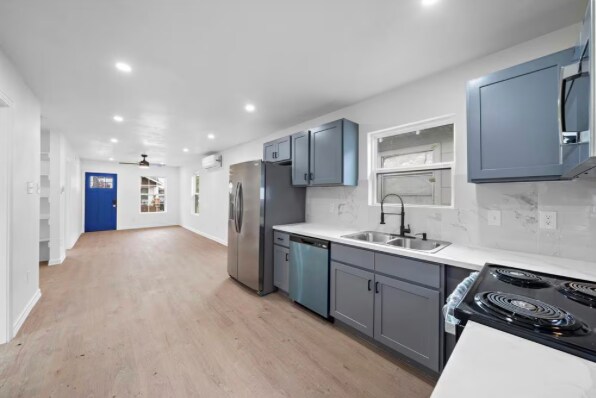 Área de cocina con todos los electrodomésticos nuevos. - 3523 McIlhenny St