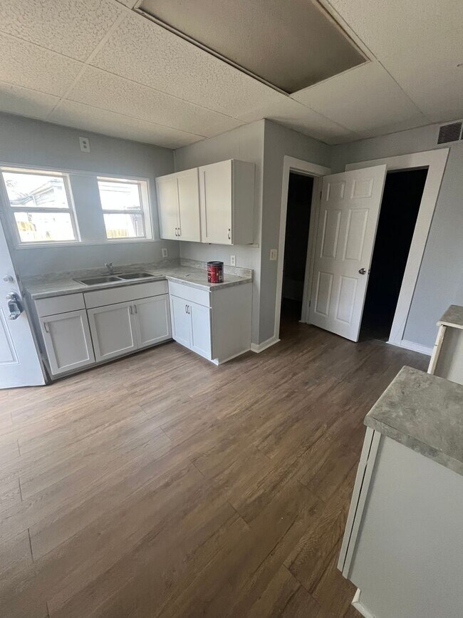 Building Photo - Newly renovated 2/1 in Portland!
