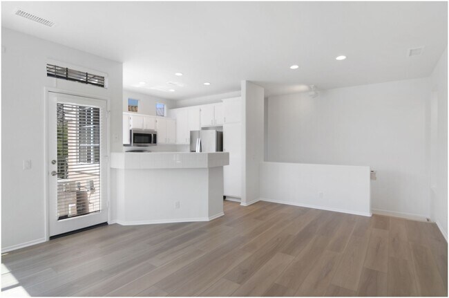 Building Photo - 2 Bedroom Condo in the Breakers!