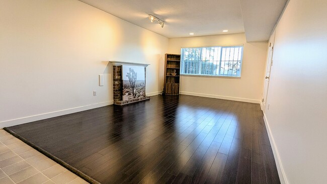 Living room - 3342 Monmouth Av