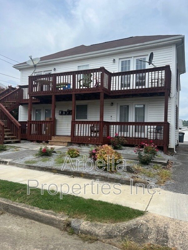 Primary Photo - 649 Arch St