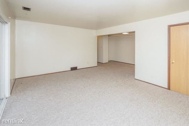 Building Photo - 2 br, 1 bath  - 600 W Michigan Ave Apt 10