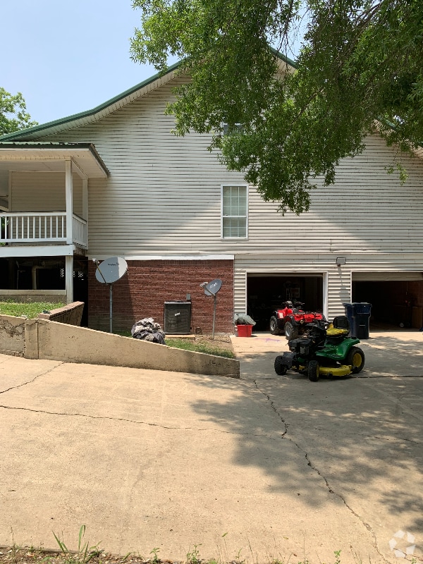 Building Photo - 127 Hoss Smith Rd