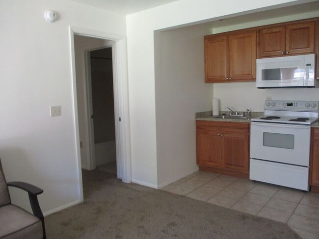 Building Photo - Lower Level Smokey Lane Condo!