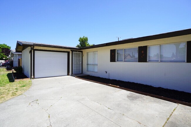 Foto del edificio - Wonderful 3 Bedroom, 2 Bath home in Sacram...