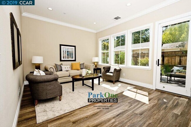 Building Photo - 7 Year Old Walnut Creek Townhouse!