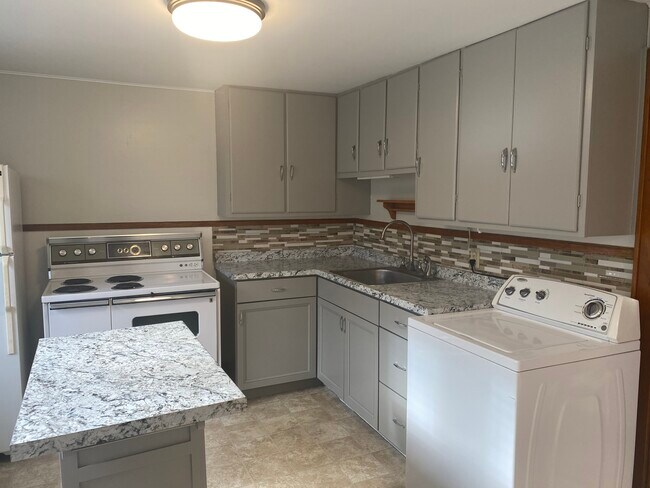 Kitchen - 168 Hudson Ave