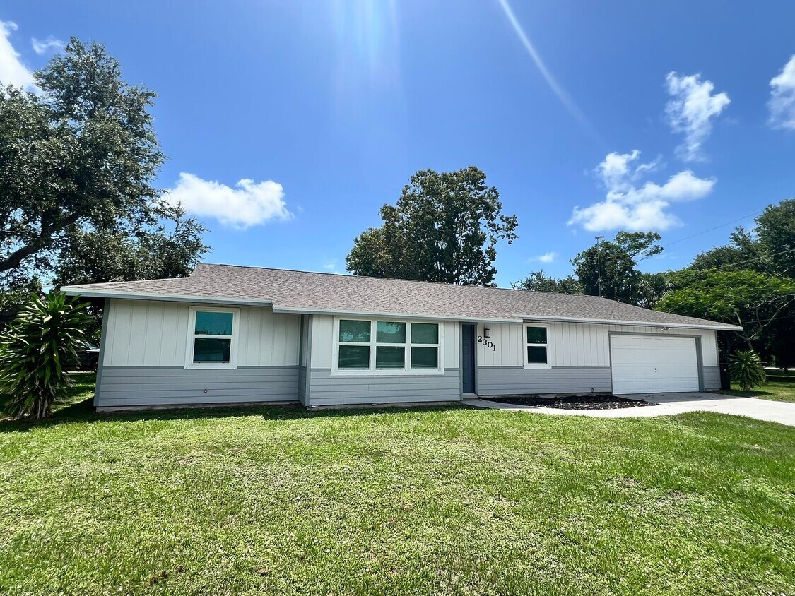 Foto principal - NEWLY RENOVATED 3 BEDROOM 2 BATH HOME- TIL...