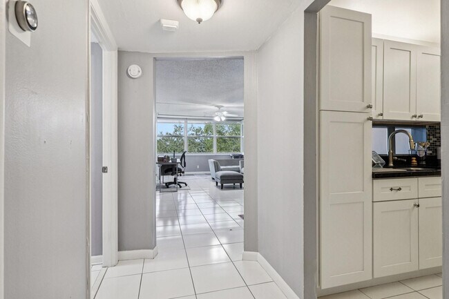 Foto del edificio - 6500 Cypress Rd