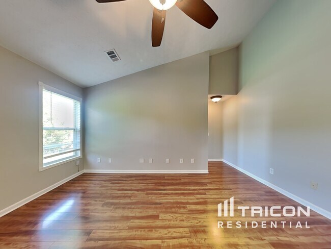 Foto del edificio - 705 Magnolia Blvd