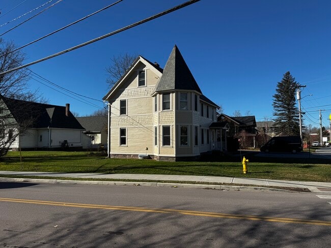 Building Photo - 15 Railroad St