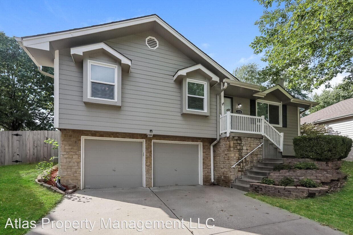 3 br, 3 bath House 1200 NE Hendrix Dr House Rental in Lees Summit