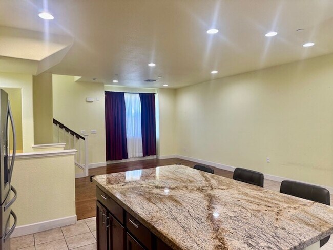 Foto del edificio - Modern Beautiful Townhome with Great Schoo...