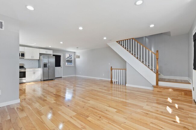 Foto del edificio - Wow! South Philly Modern 3 Bed 2 Bath Home! Yard! Central Air! W/D! H/W Floors! Gorgeous!