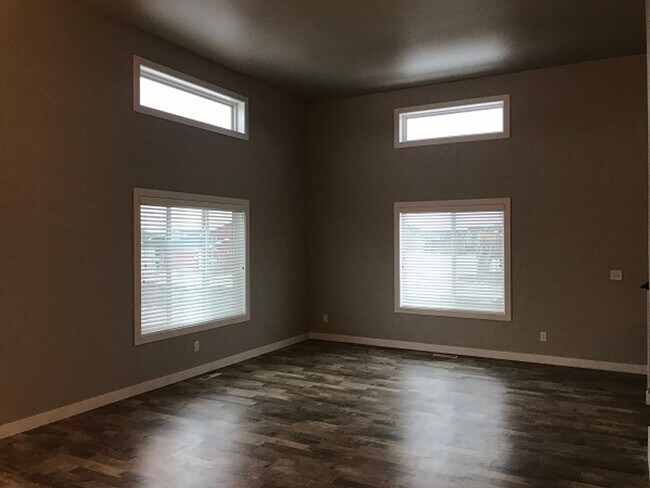 Foto del edificio - Spacious 4 bedroom/3 bathroom, with outdoor oasis in West Fargo