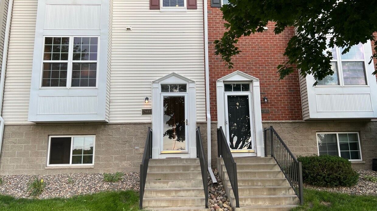 Primary Photo - 7866 Old Carriage Ct