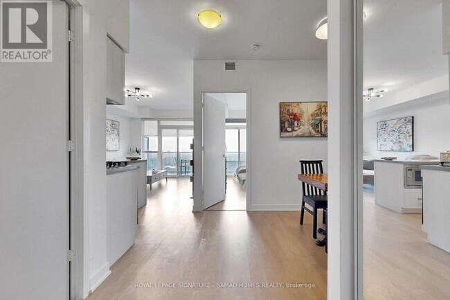 Photo du bâtiment - 501 St Clair Ave W