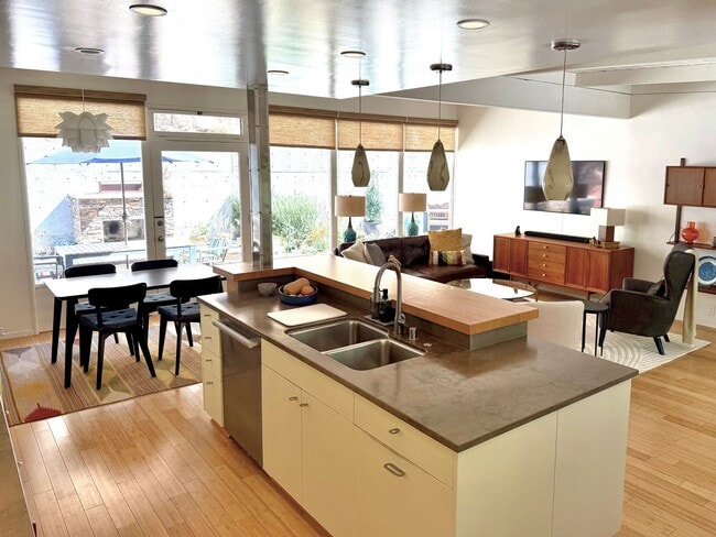 Foto del edificio - Charming Hollywood Hills–Adjacent 2BR Home w/ Garage | Prime 90046 Location