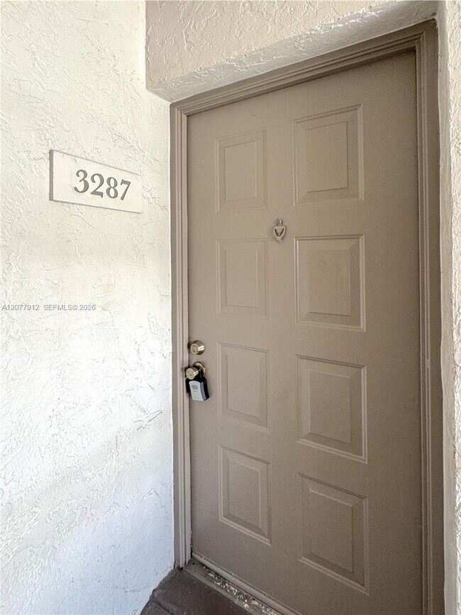 Foto del edificio - 3287 Coral Lake Dr
