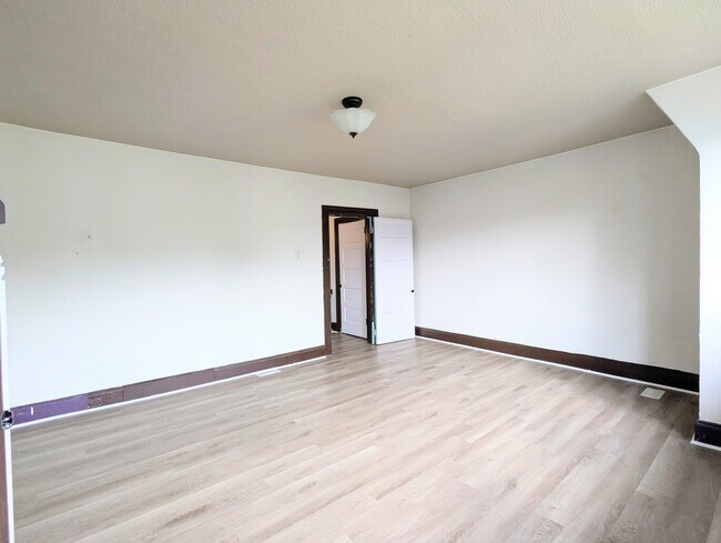 Photo - 229 N Graham St Apartments