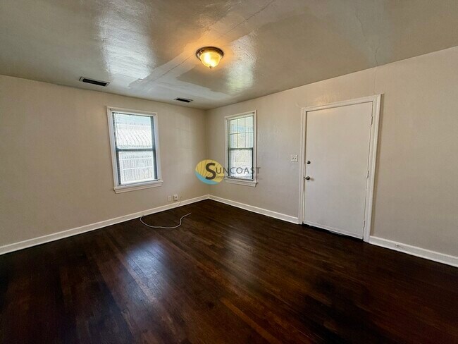 Building Photo - Cozy Cottage Style Home Near Ortega!