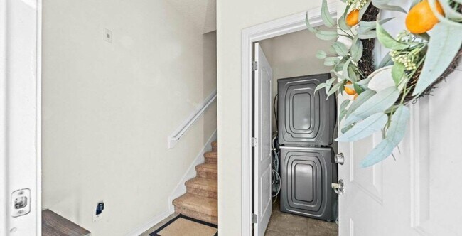 Foto del edificio - 213 Larkin Pl