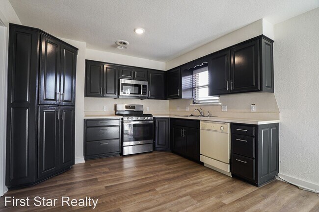 Building Photo - 3 br, 1.5 bath House - 229 N. Broyles St.