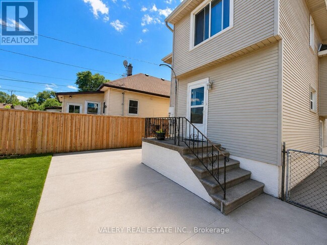 Building Photo - 1058 Moy Ave