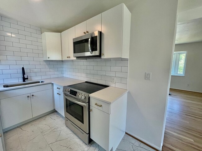 Building Photo - Modern and Bright 3Bd/1B Home | Washer & D...