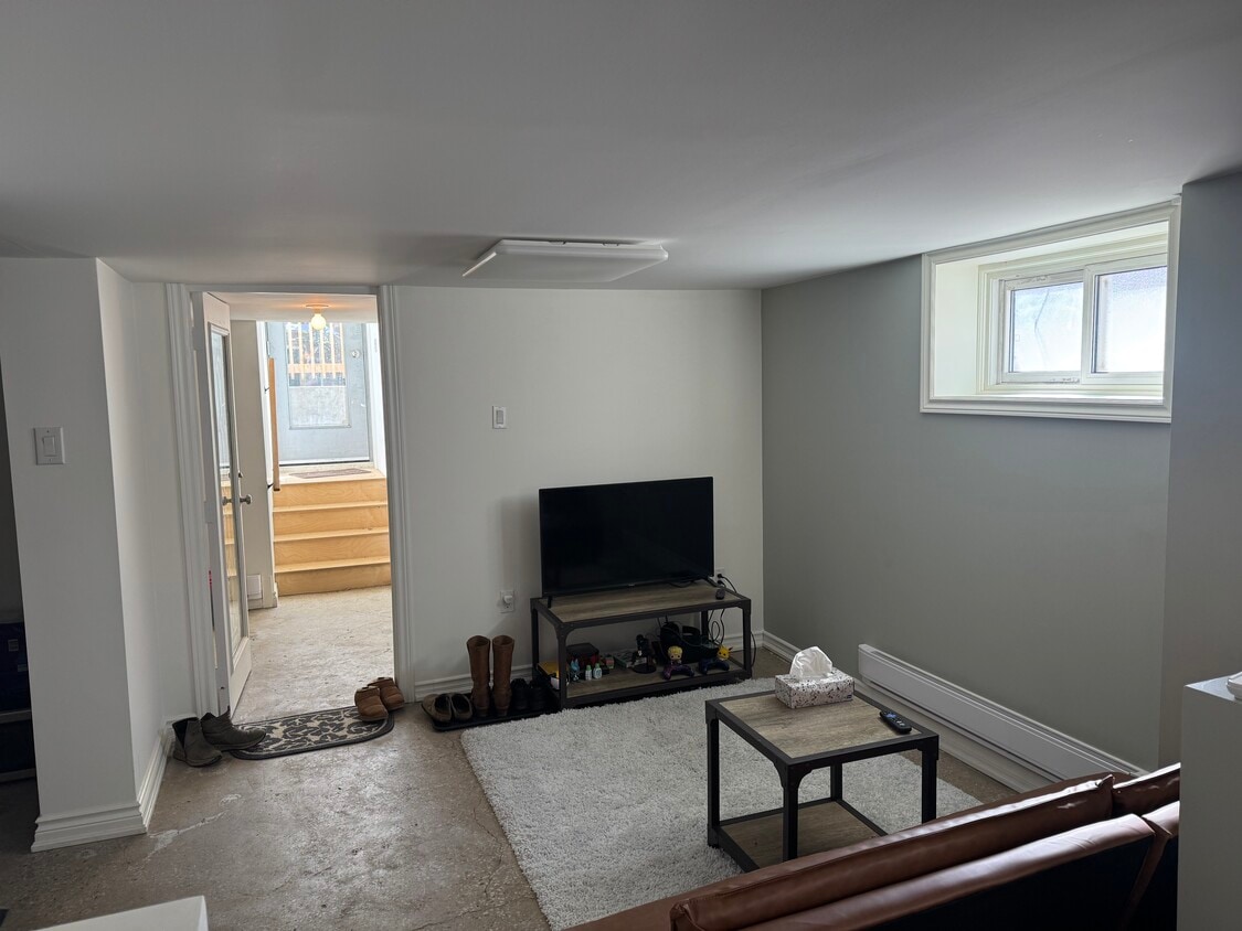 Building Photo - 37 Ash Cres