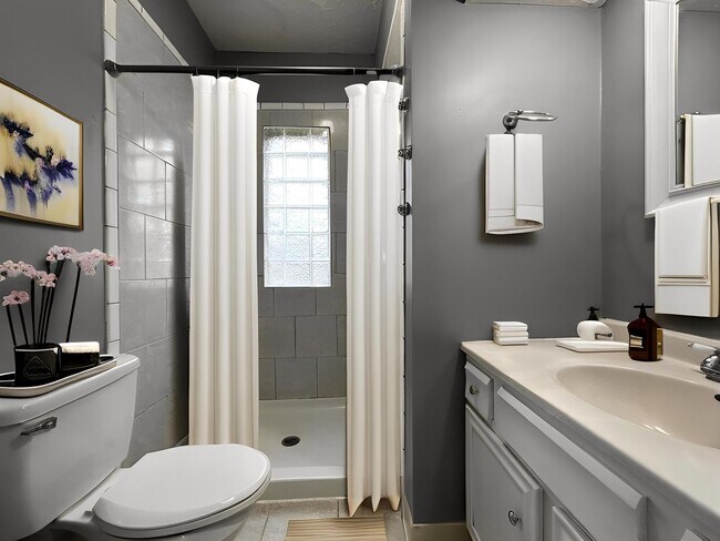 Building Photo - Beautiful 3 Bedroom 1 Bath Apartment Avail...
