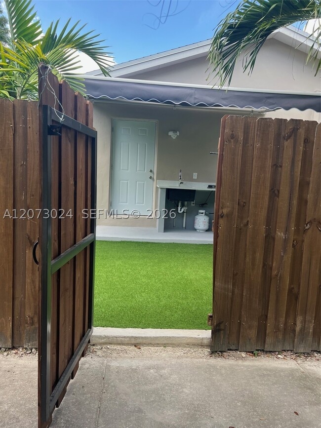 Building Photo - 5004 SW 140th Ct