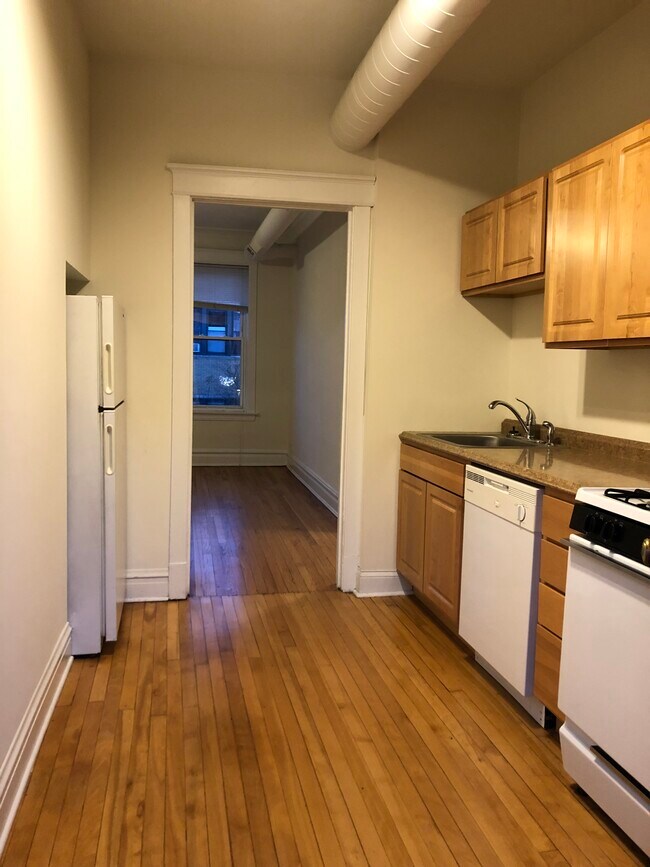 kitchen - 4620 N Lincoln Ave